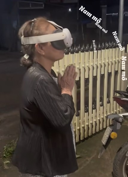 Video bà đi chùa bằng kính VR